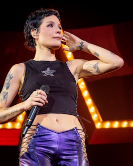 Halsey / Author : Justin Higuchi 10-2024 / CC BY-SA (https://creativecommons.org/licenses/by/2.0/deed.en)