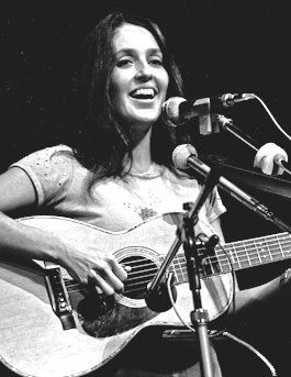 Joan Baez / Author : Heinrich Klaffs 1973 / CC BY-SA (https://creativecommons.org/licenses/by-sa/2.0/deed.en)