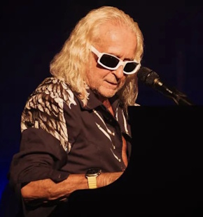 Michel Polnareff / Author : AntoineIDE 07-2023 / CC BY-SA (https://creativecommons.org/licenses/by-sa/4.0/deed.en)
