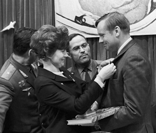 Neil Armstrong / Author: Commons:RIA Novosti 06-1970 / CC BY-SA (https://creativecommons.org/licenses/by-sa/3.0/)