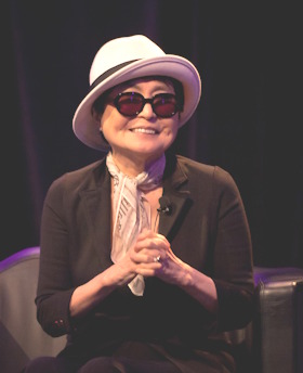 Yoko Ono / Author : Earl McGehee - www.ejmnet.com 03-2011 / CC BY-SA (https://creativecommons.org/licenses/by-sa/2.0/deed.en)